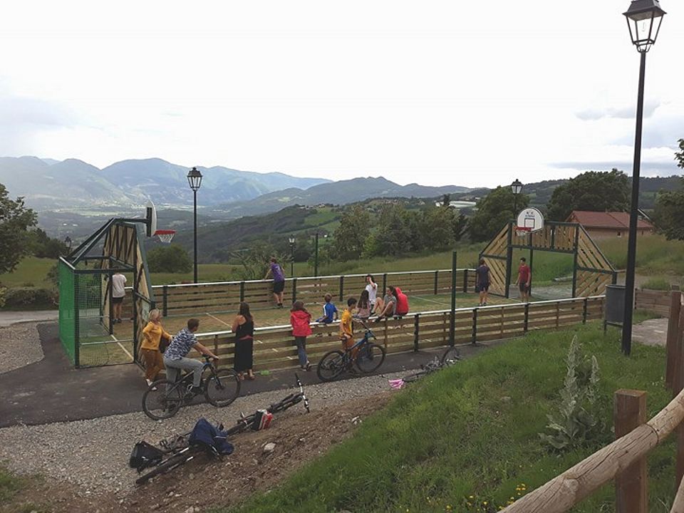 Pelleautier Le nouveau city stade pour les jeunes