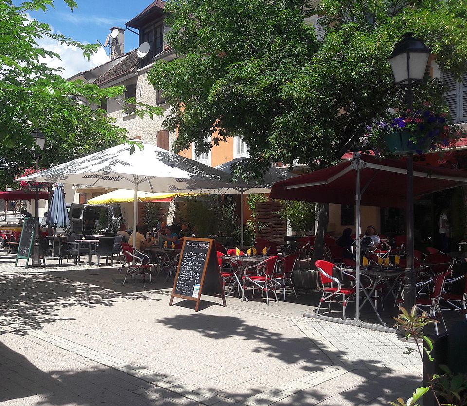 L'instant d'une pause en terrasse au coeur du village