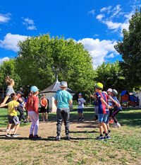 Image d'illustration - Enfants qui jouent à l'extérieur