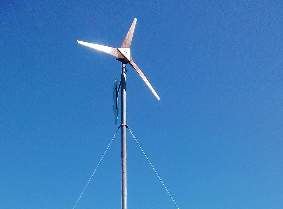 L'éolienne qui fournit une partie de l'électricité consommée par la Mairie