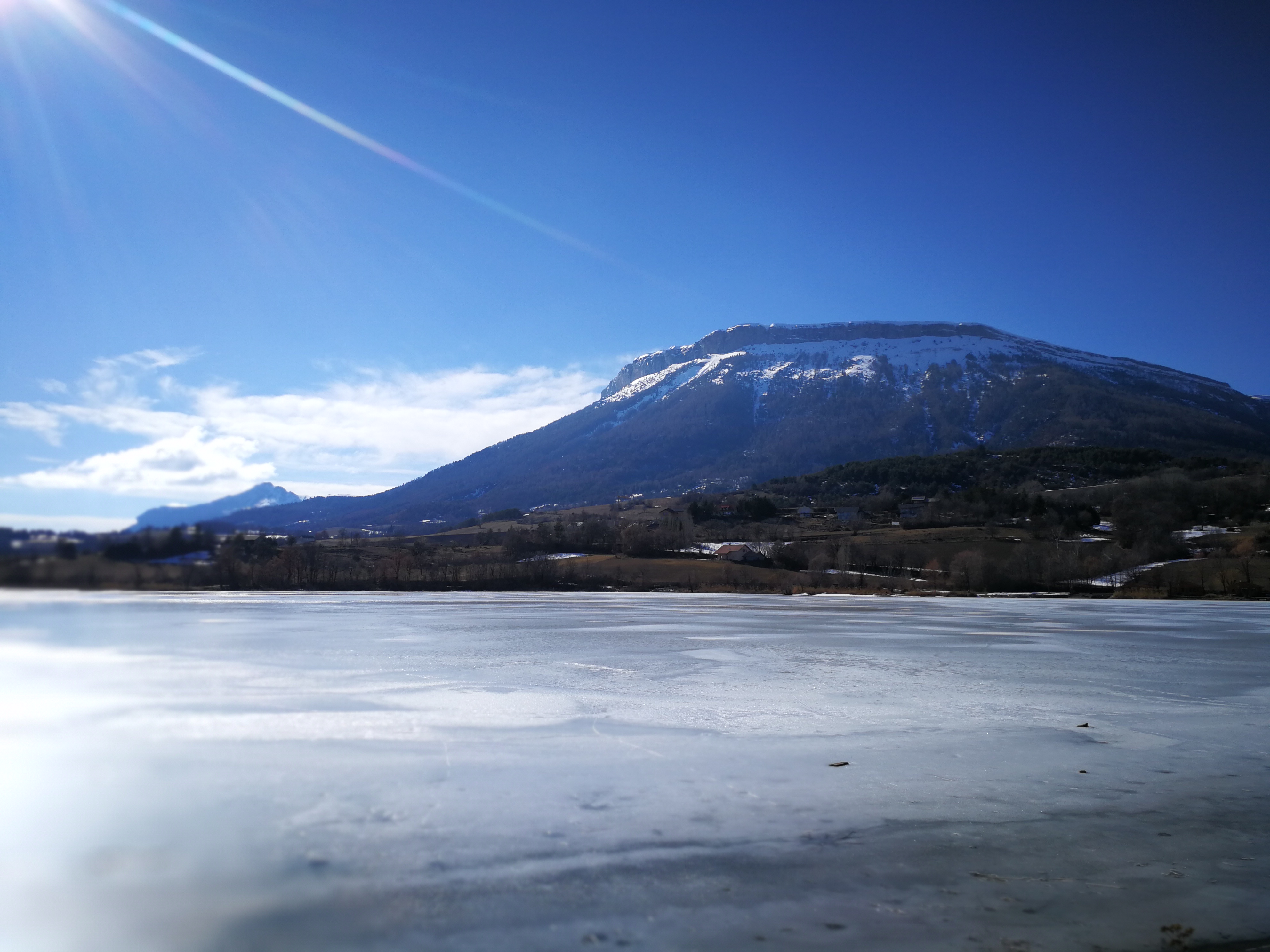 Le Lac de Pelleautier/La Freissinouse au pied de la montagne de Céüse