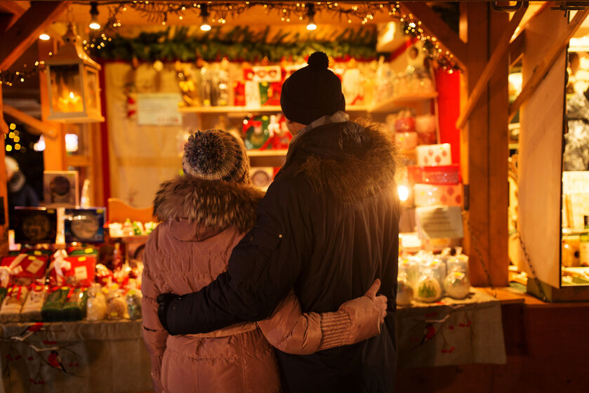 couple stand marché noel - © @freepik